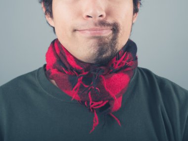 Adam yarısı tıraş sakal şal