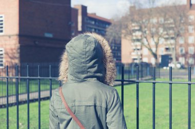 Sıcak palto arazide yürüyüş bizzat