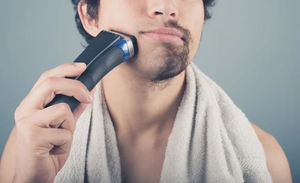 Jovem barbeando metade da barba — Fotografia de Stock