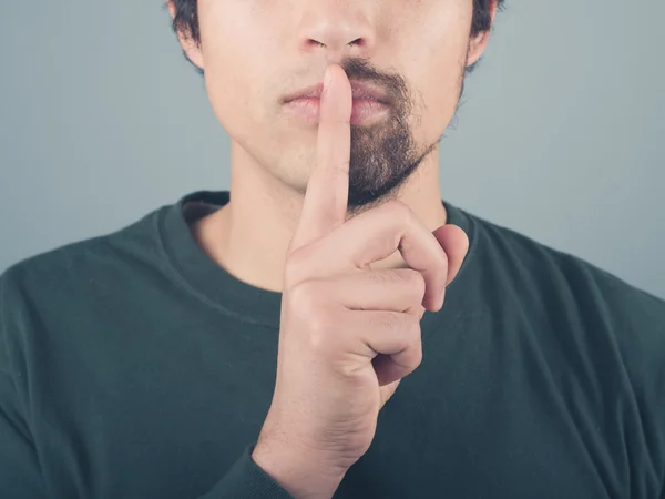 Hombre con media barba y dedo en los labios —  Fotos de Stock