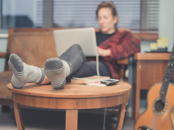 Kvinna använder sin bärbara dator hemma — Stockfoto