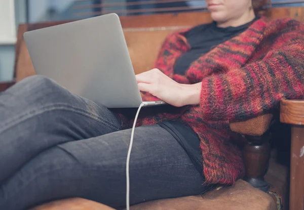 Frau benutzt ihren Laptop zu Hause — Stockfoto