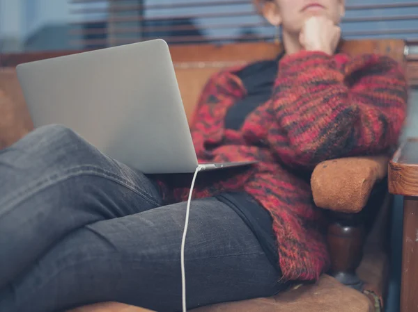 Frau benutzt ihren Laptop zu Hause — Stockfoto