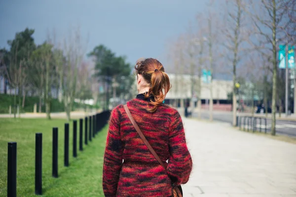 Mulher andando na rua — Fotografia de Stock