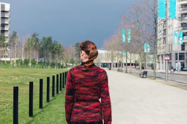 Mulher andando na rua — Fotografia de Stock