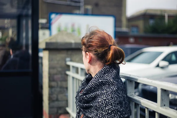 Mujer esperando fuera del aparcamiento — Foto de Stock