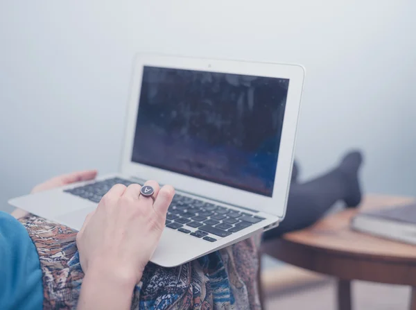 Fiatal nő használja laptop otthon — Stock Fotó
