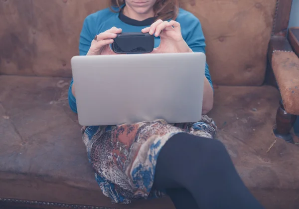 女性は、自分のコンピューターの画面の写真を撮影 — ストック写真