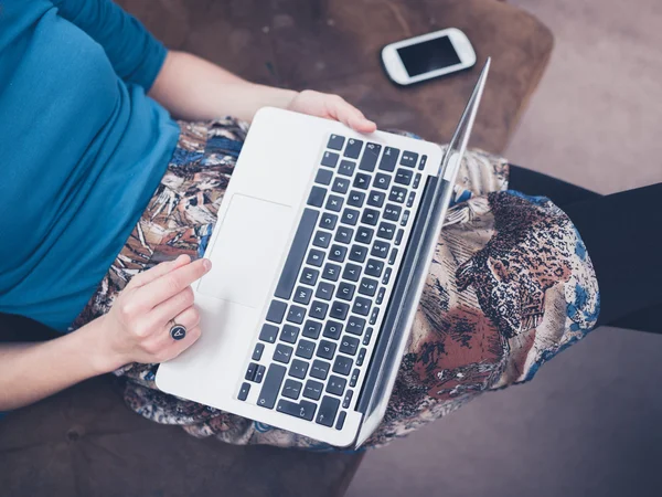 Jovem mulher usando laptop em casa — Fotografia de Stock