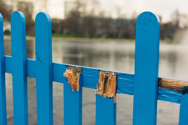 Trasiga staket vid en damm — Stockfoto