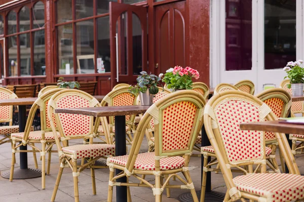 Sillas y mesas fuera de la cafetería — Foto de Stock