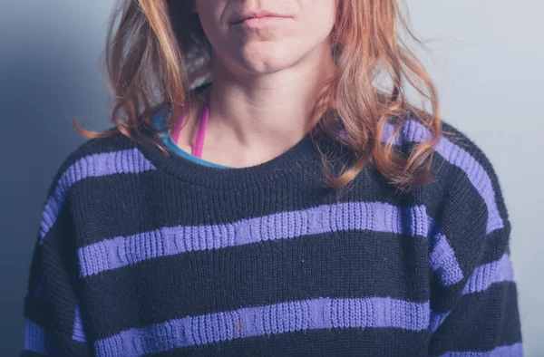 Genç kadın olarak çizgili bir jumper — Stok fotoğraf