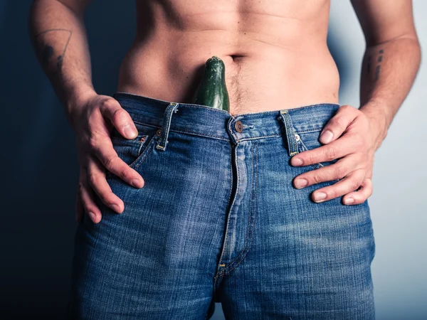 Hombre con pepino en los pantalones —  Fotos de Stock