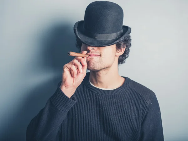 Jeune homme fumant un cigare — Photo