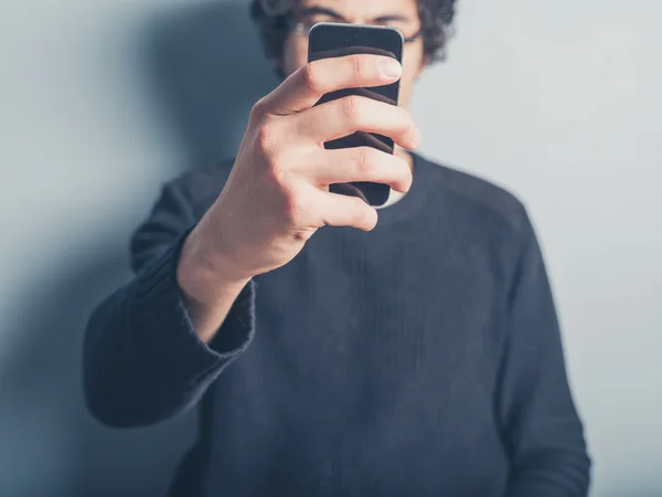 Joven tomando selfie —  Fotos de Stock