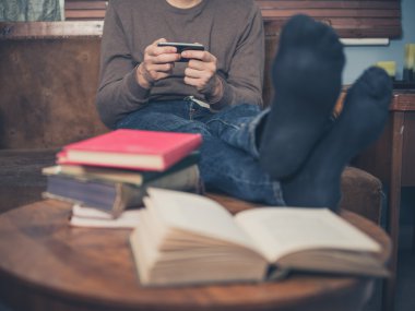 Adam okuyor ve akıllı telefon evde kullanma 