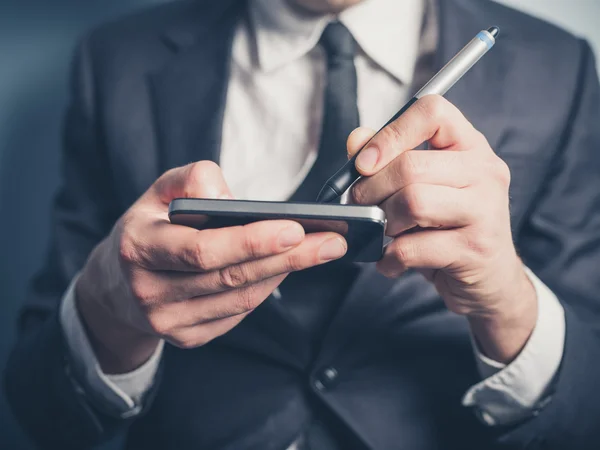 Бизнесмен, использующий электронное перо и смартфон — стоковое фото