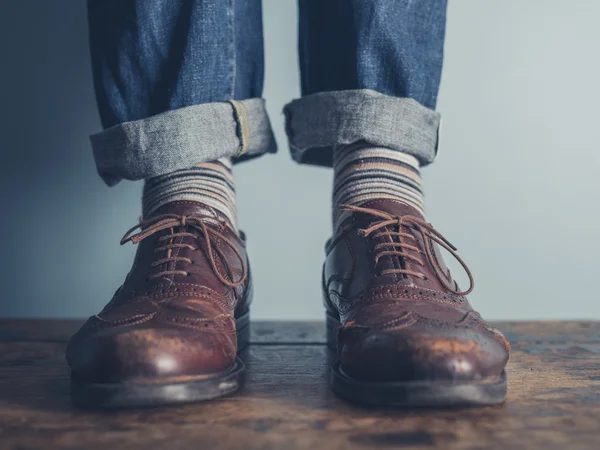 Pés de um homem no chão de madeira — Fotografia de Stock