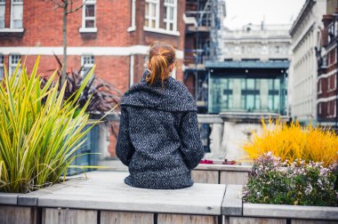 Genç kadın Gon tezgah şehirde sittin