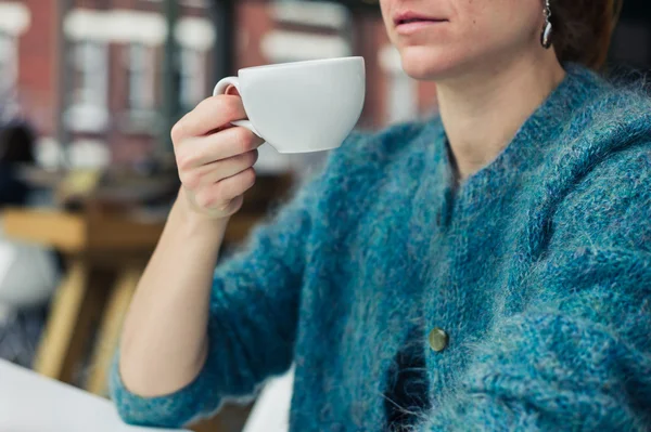 Mulher bebendo café em um café — Fotografia de Stock