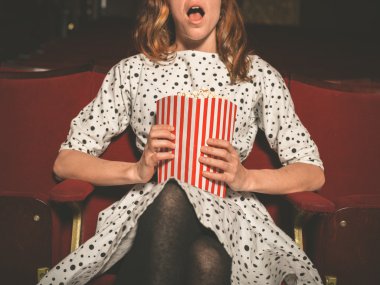 Genç kadın sinema ön sırada üzerinde