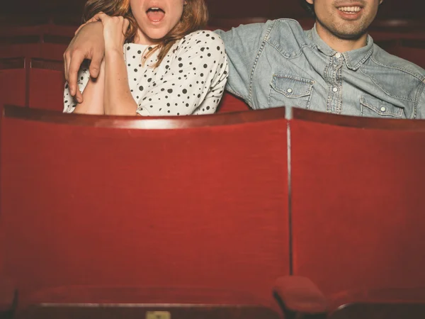 Paar schaut sich Film im Kino an — Stockfoto