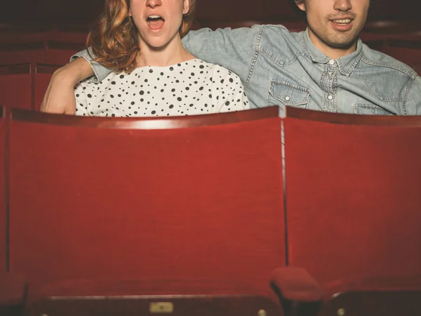 Paar kijken naar een spannende film in een movie theater — Stockfoto