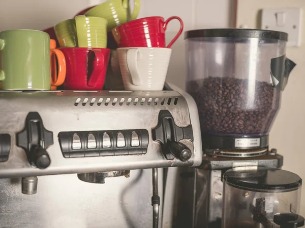 Kaffeemaschine und bunte Tassen — Stockfoto