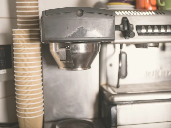 Máquina de café e copos de papel — Fotografia de Stock