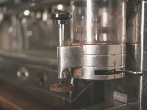Primer plano en una máquina de café profesional —  Fotos de Stock