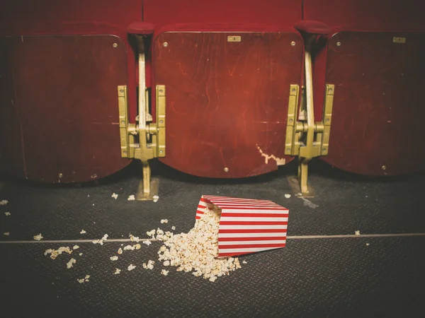 Popcorn auf Fußboden im Kino verschüttet — Stockfoto