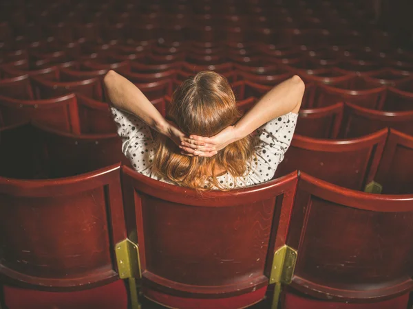 Vista posteriore della donna in auditorium — Foto Stock
