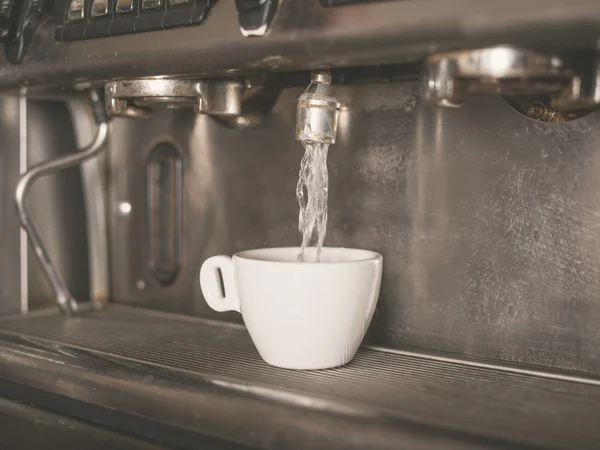 Macchina da caffè e una piccola tazza bianca — Foto Stock