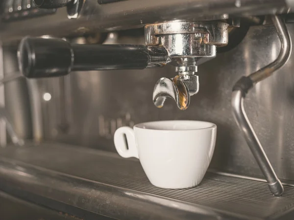 Cafetera y una pequeña taza blanca —  Fotos de Stock