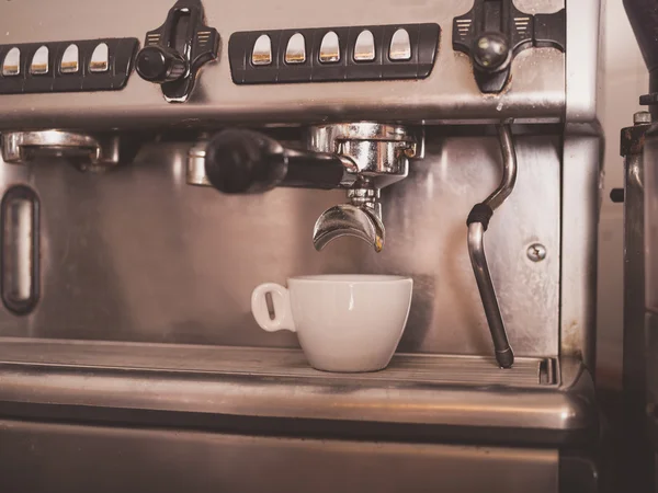 コーヒー マシンと小さな白いカップ — ストック写真