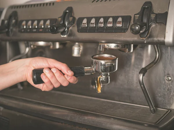 Mão máquina de café de operação — Fotografia de Stock