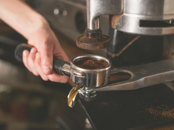 Mão máquina de café de operação — Fotografia de Stock