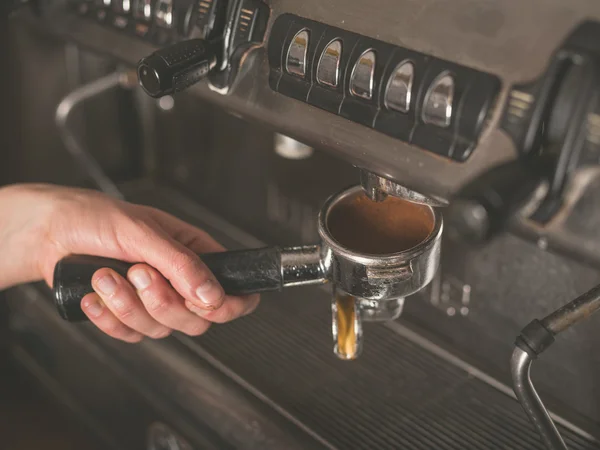 Mão máquina de café de operação — Fotografia de Stock