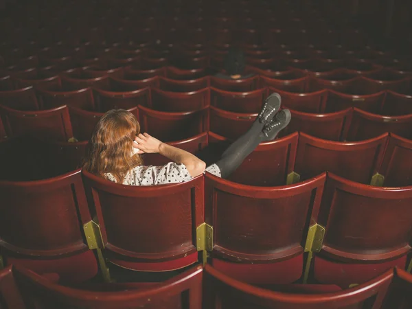 Vrouw praten over telefoon in auditorium — Stockfoto