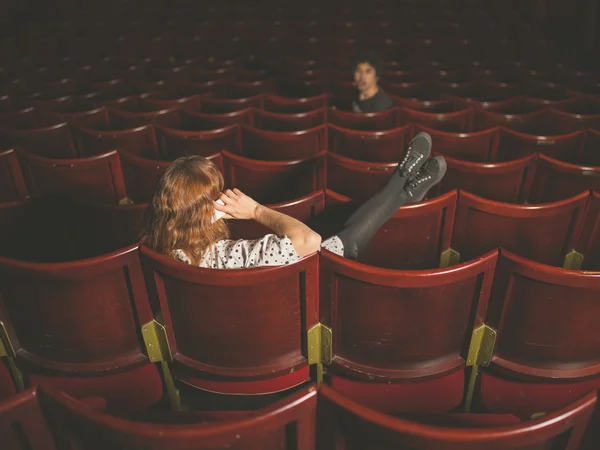 Vrouw op telefoon vervelend man in auditorium — Stockfoto