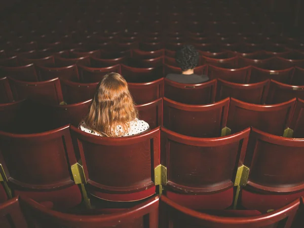 Hombre y mujer sentados en el auditorio — Foto de Stock