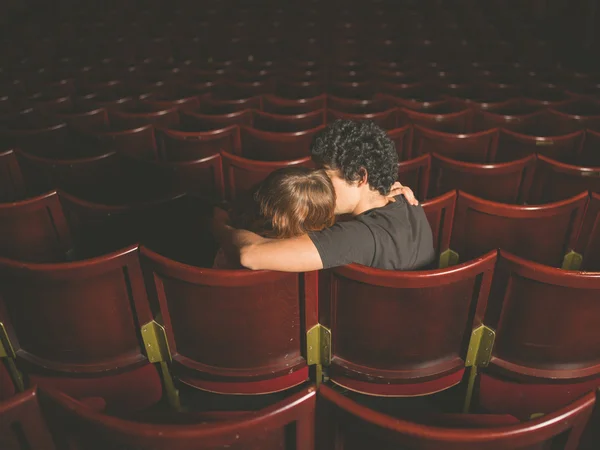 Jeune couple embrasser dans le cinéma — Photo