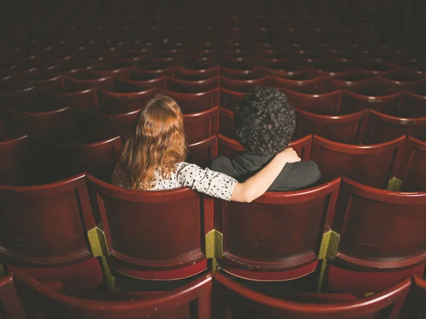 Jeune couple assis au cinéma — Photo