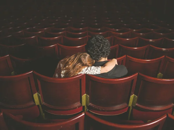 Giovane coppia seduta nel cinema — Foto Stock