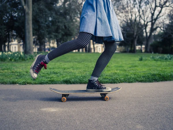 Девушка катается на скейтборде в парке — стоковое фото