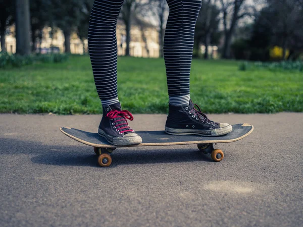 Nohy člověka skateboardingu v parku — Stock fotografie