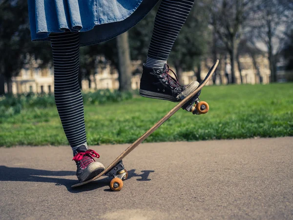 Mladá žena skateboardingu v parku — Stock fotografie