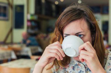 bir kafede kahve içme kadın