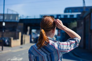 Trainline yakınlarında sokakta yürüyen kadın