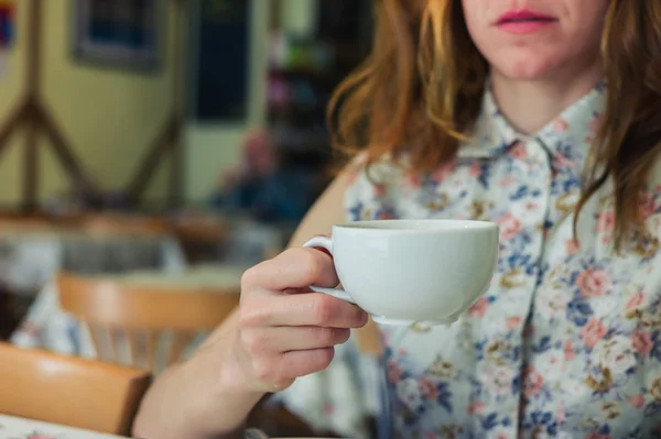 Frau trinkt Kaffee in einem Café — Stockfoto